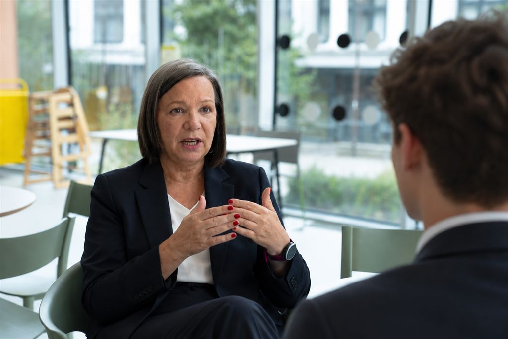 An experienced business owner advising a young founder across a table